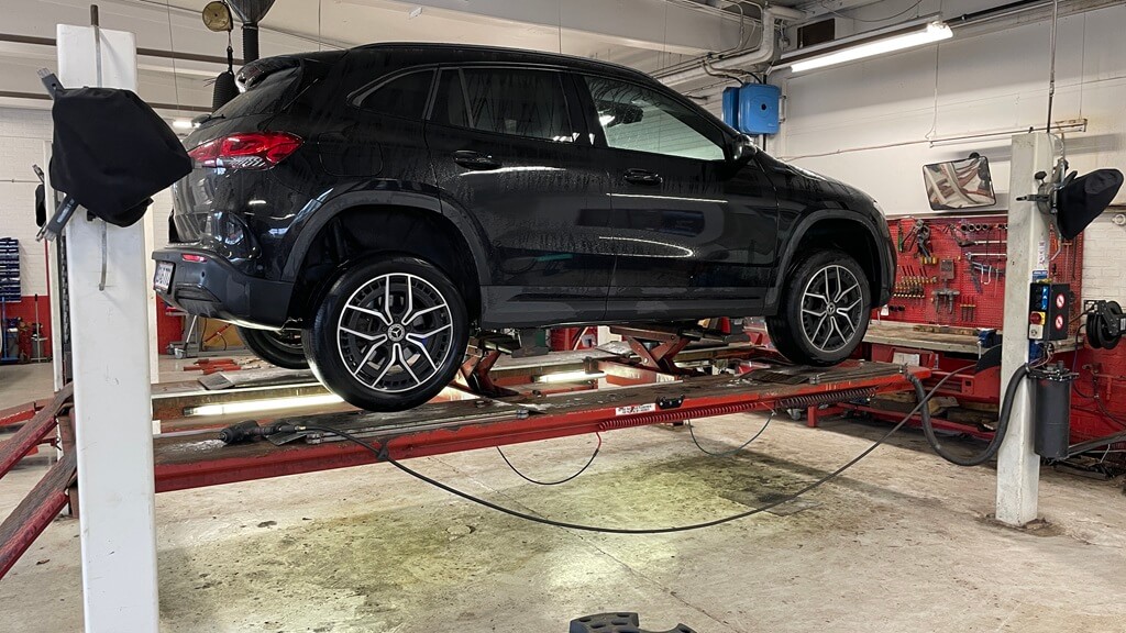 Hjulskift på Mercedes elbil Hyundai ioniq 5 på lift hos Aunetto Herning