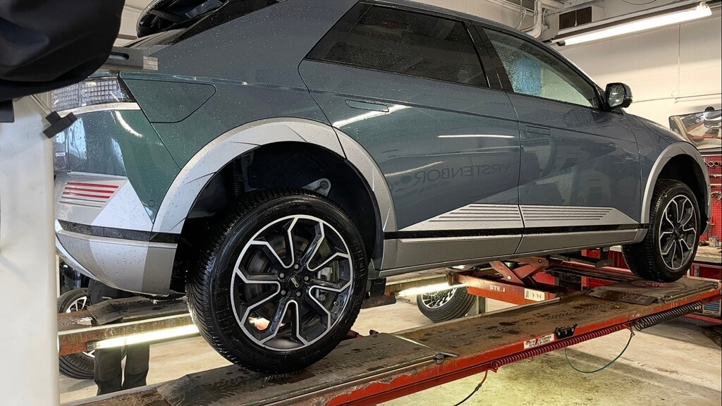 Hyundai ioniq 5 på lift hos Aunetto Herning Hyundai ioniq 5 på lift hos Aunetto Herning