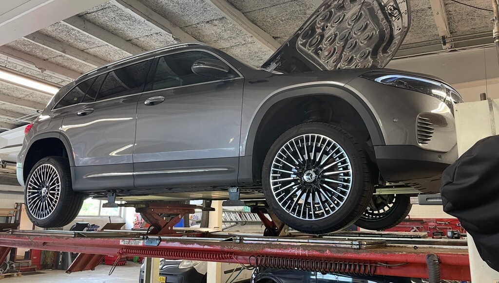 Mercedes elbil på lift hos Aunetto Herning Mercedes elbil på lift hos Aunetto Herning